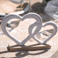 Centre de table mariage – Décor cœurs blancs en bois